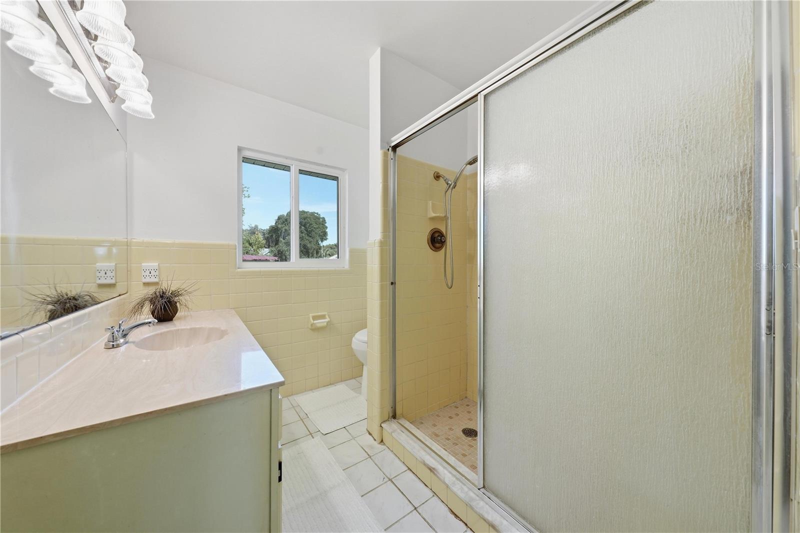 1612 ORANGE AVENUE, Tavares, FL 32778