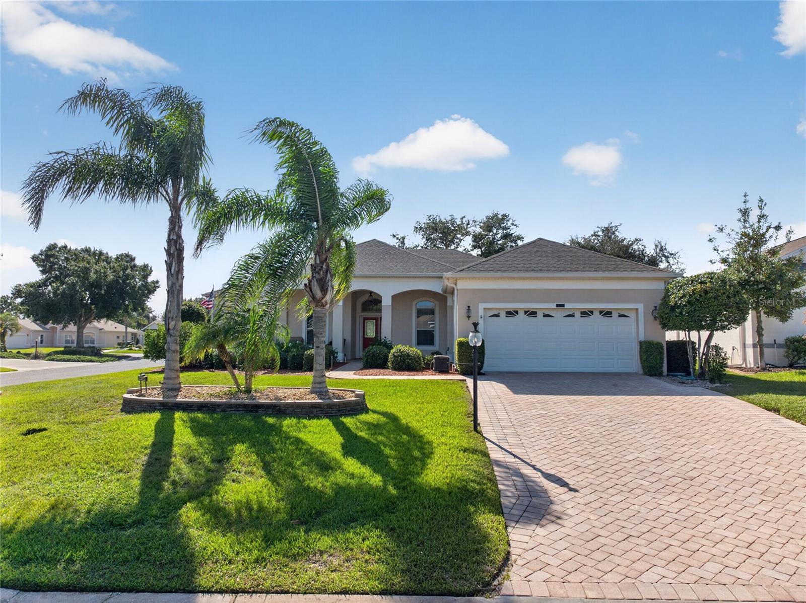 LOOK AT THOSE PALM TREES SWAY.EXTRA DEEP GARAGE