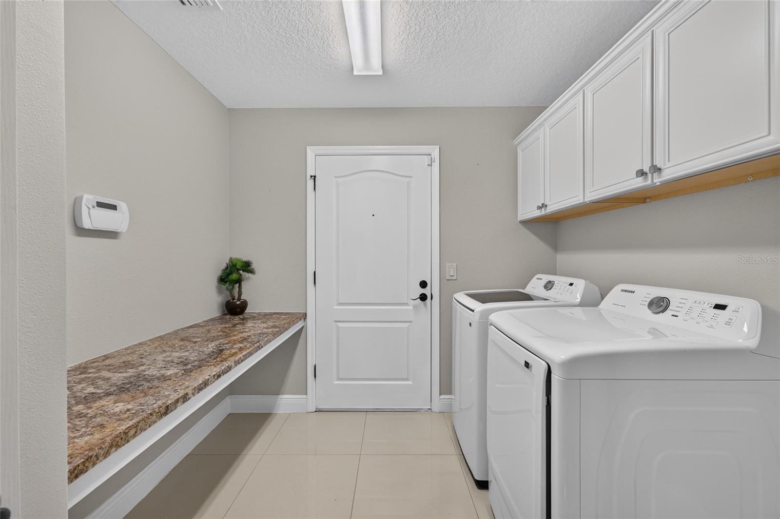 LAUNDRY ROOM OFF  KITCHEN TO GARAGE