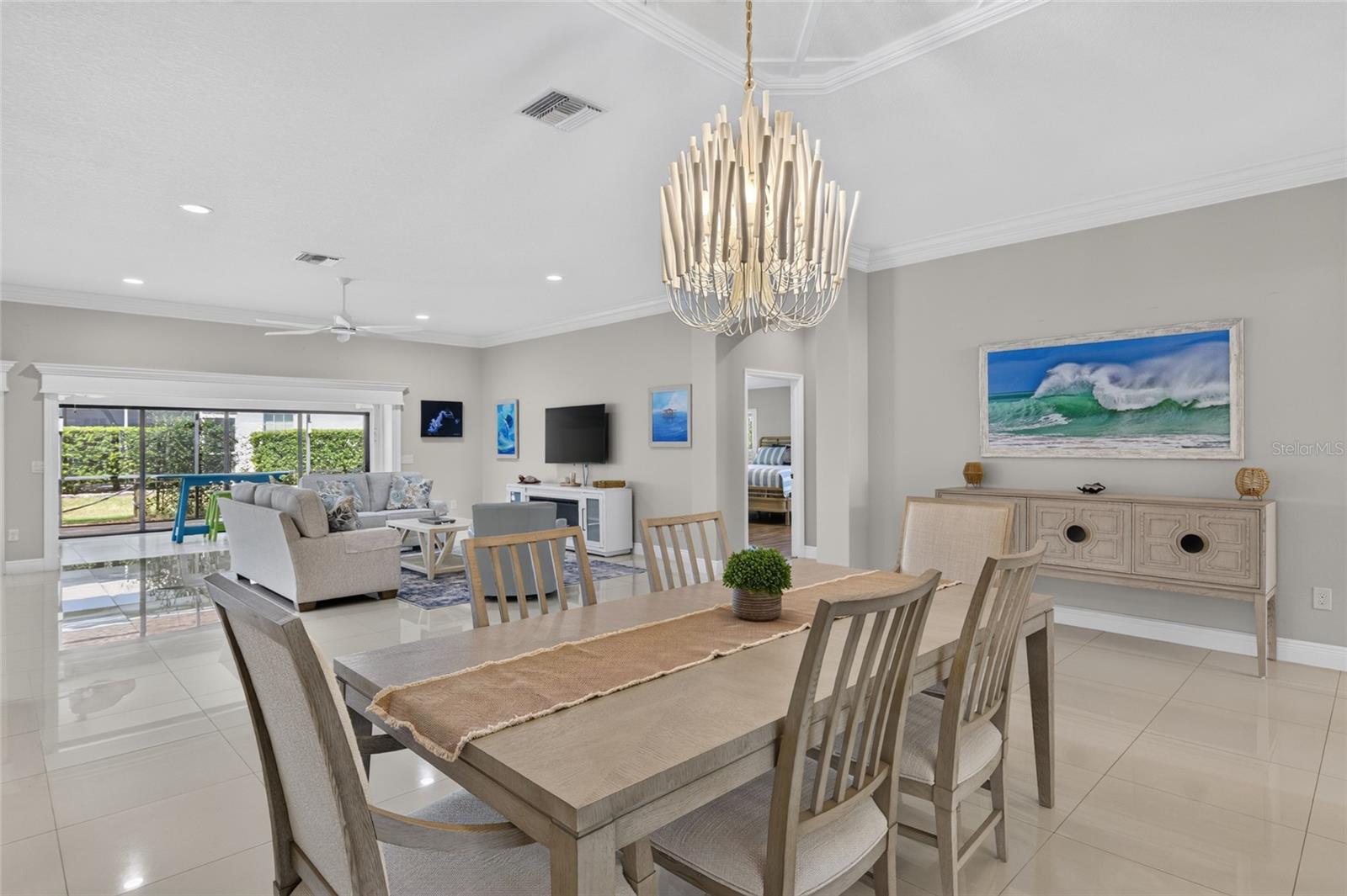 LIVING ROOM/DINING ROOM COMBO