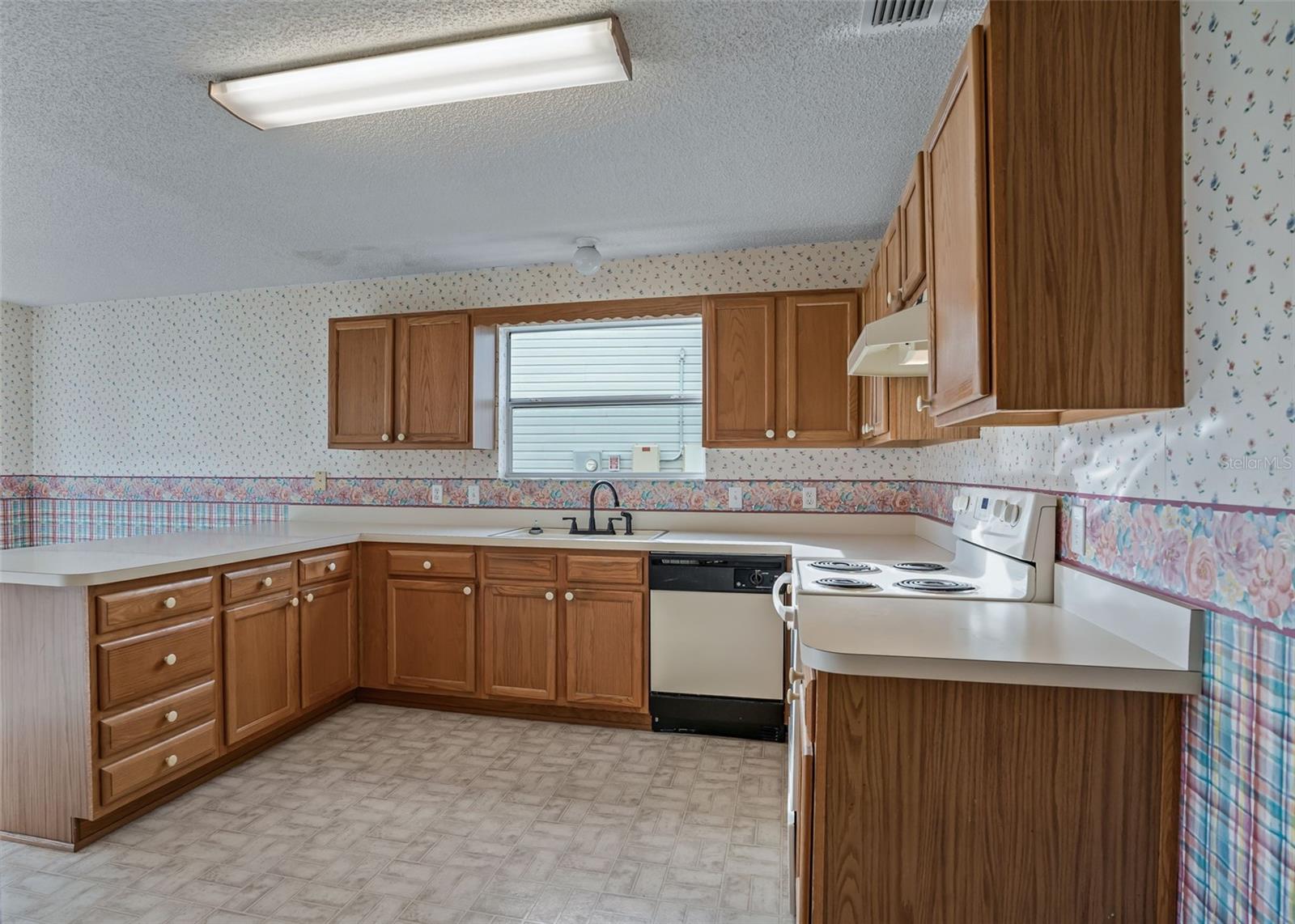 930 RAMOS DRIVE, The Villages, FL 32159 930 RAMOS DRIVE, The Villages, FL 32159