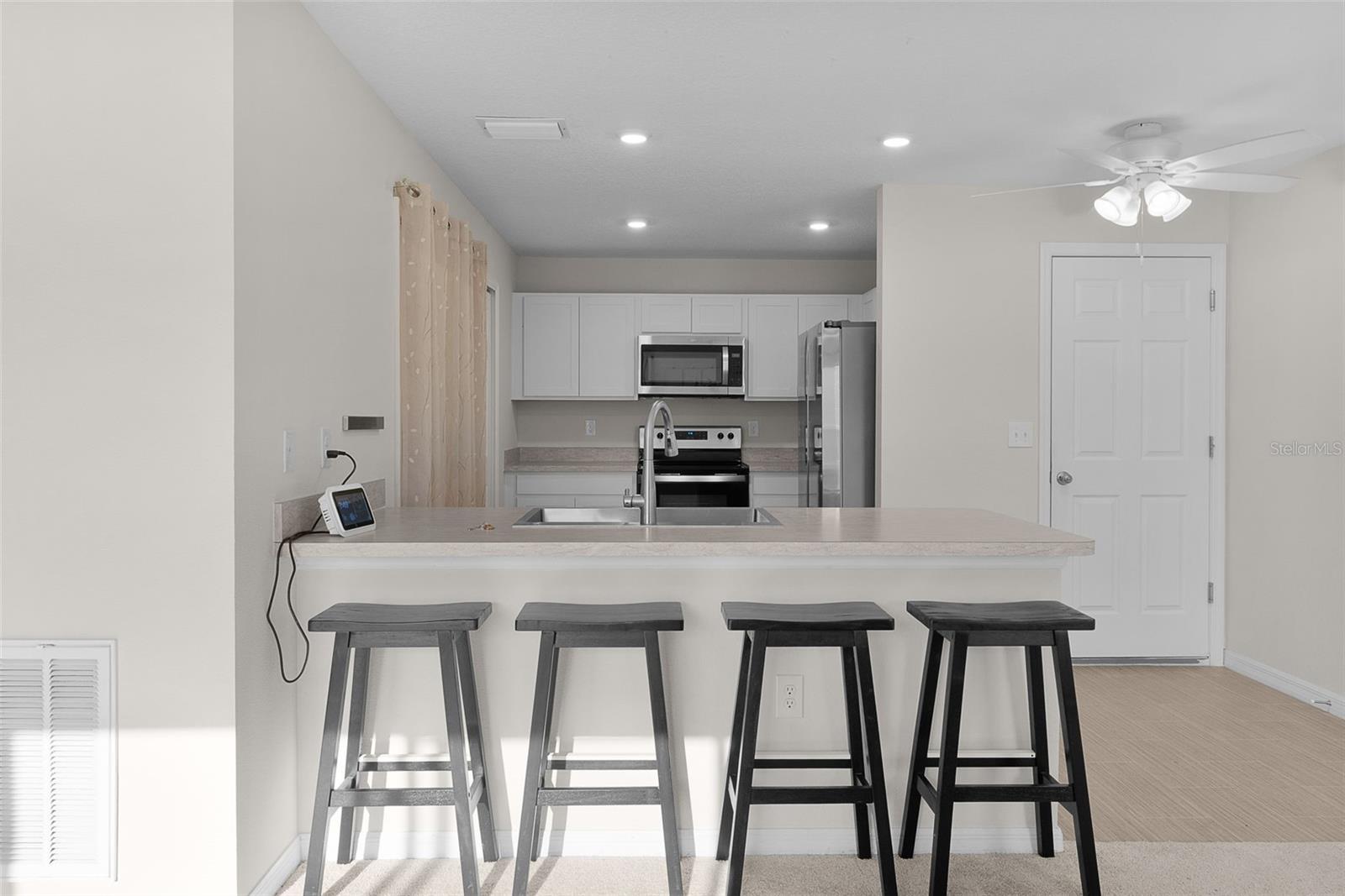 COUNTER WITH ROOM FOR SITTING