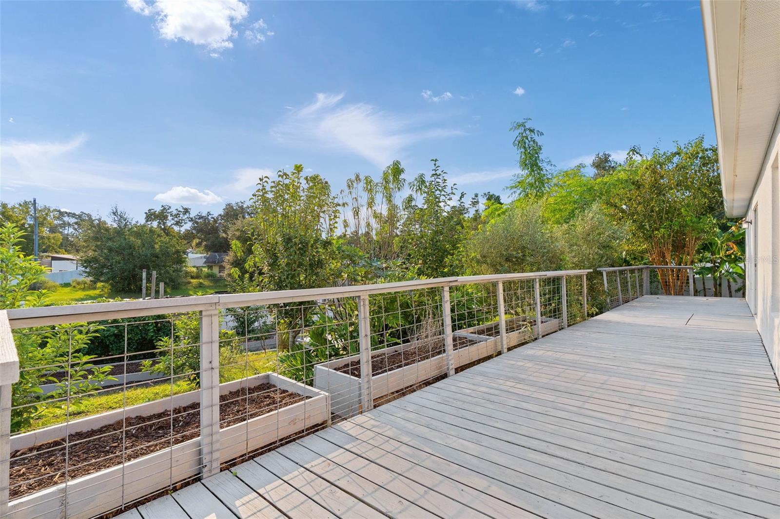 SPACIOUS DECK -FRESHLY PAINTED SPACIOUS DECK -FRESHLY PAINTED