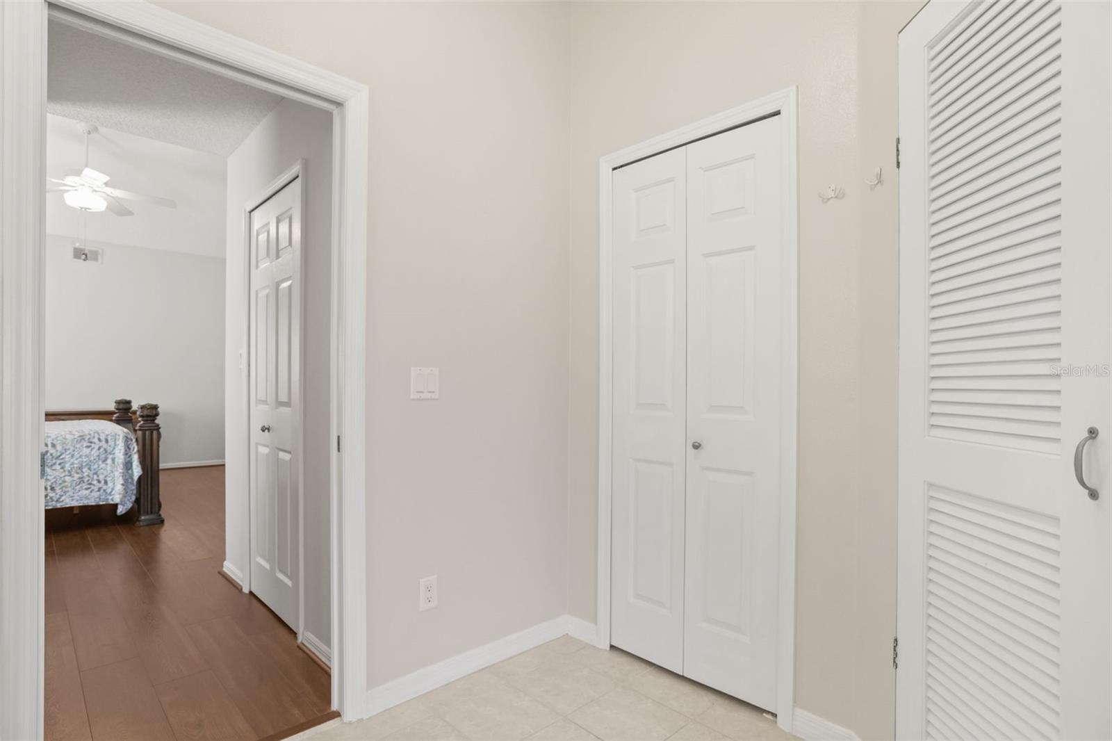 Primary ensuite storage and private louve