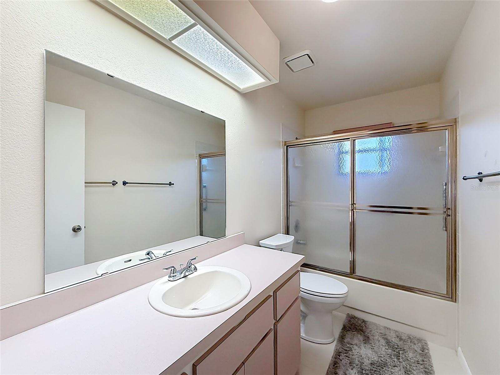 Guest bathroom with tub/shower