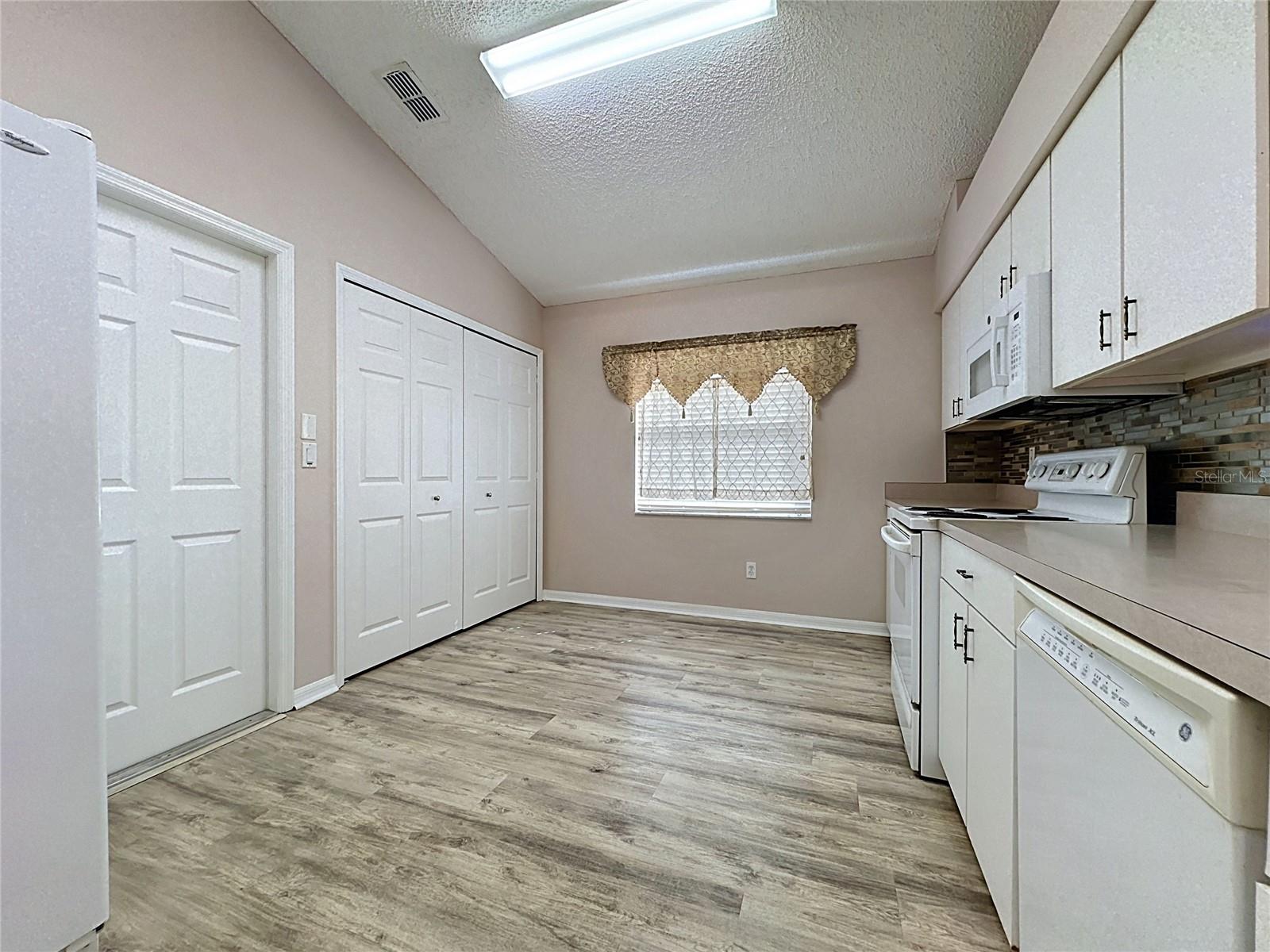 Kitchen & Breakfast Nook