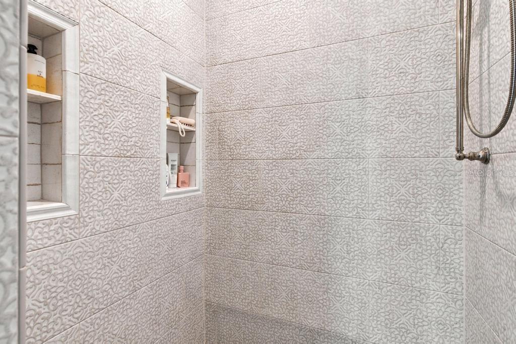 Walk in shower was purposely designed to have no door... includes heating lamp!