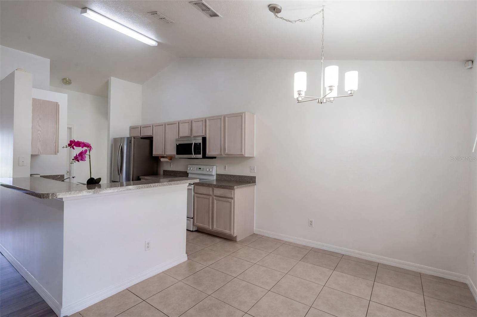 Kitchen & Dining