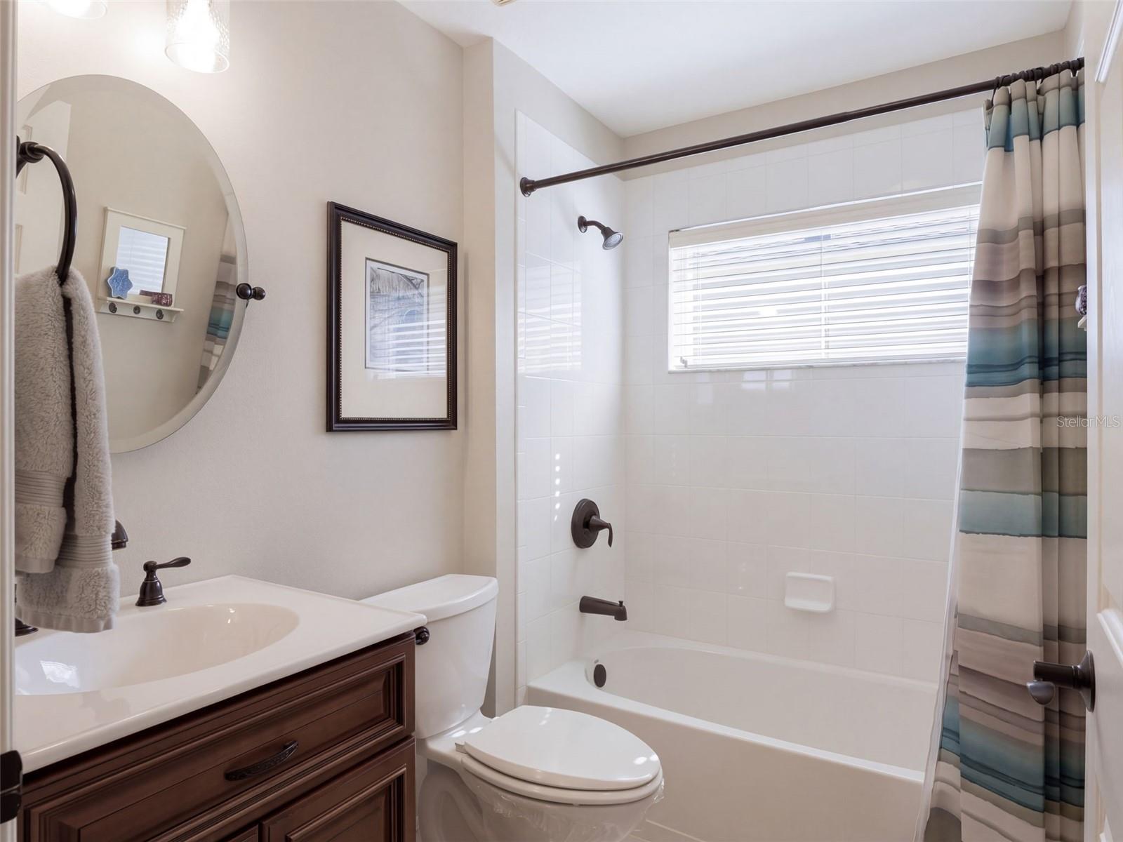 Guest bathroom with shower/tub