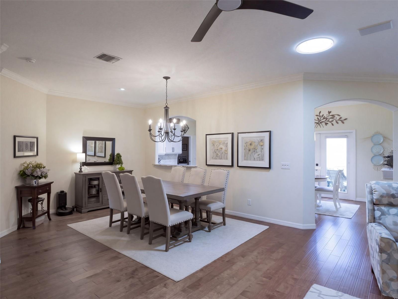 Gorgeous lighting and floors throughout! Gorgeous lighting and floors throughout!
