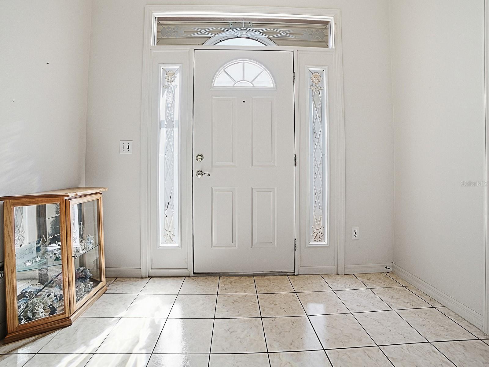 LIGHT AND BRIGHT ENTRYWAY