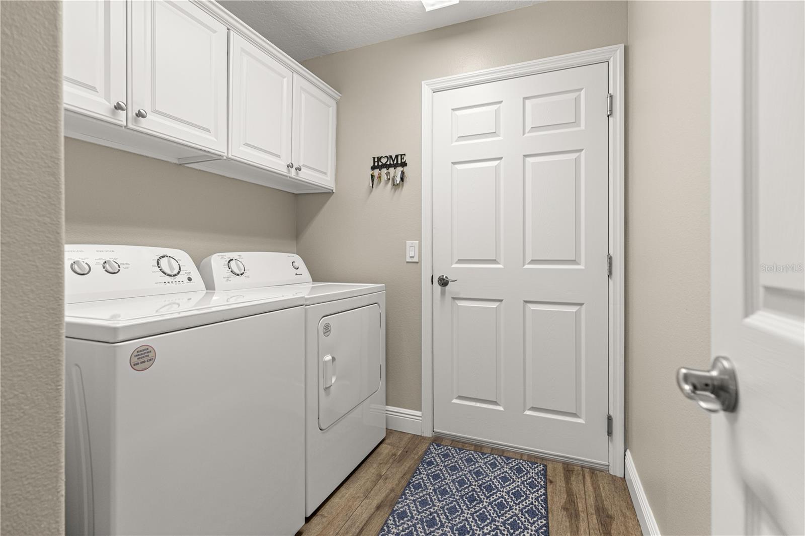 Laundry room/with cabinets