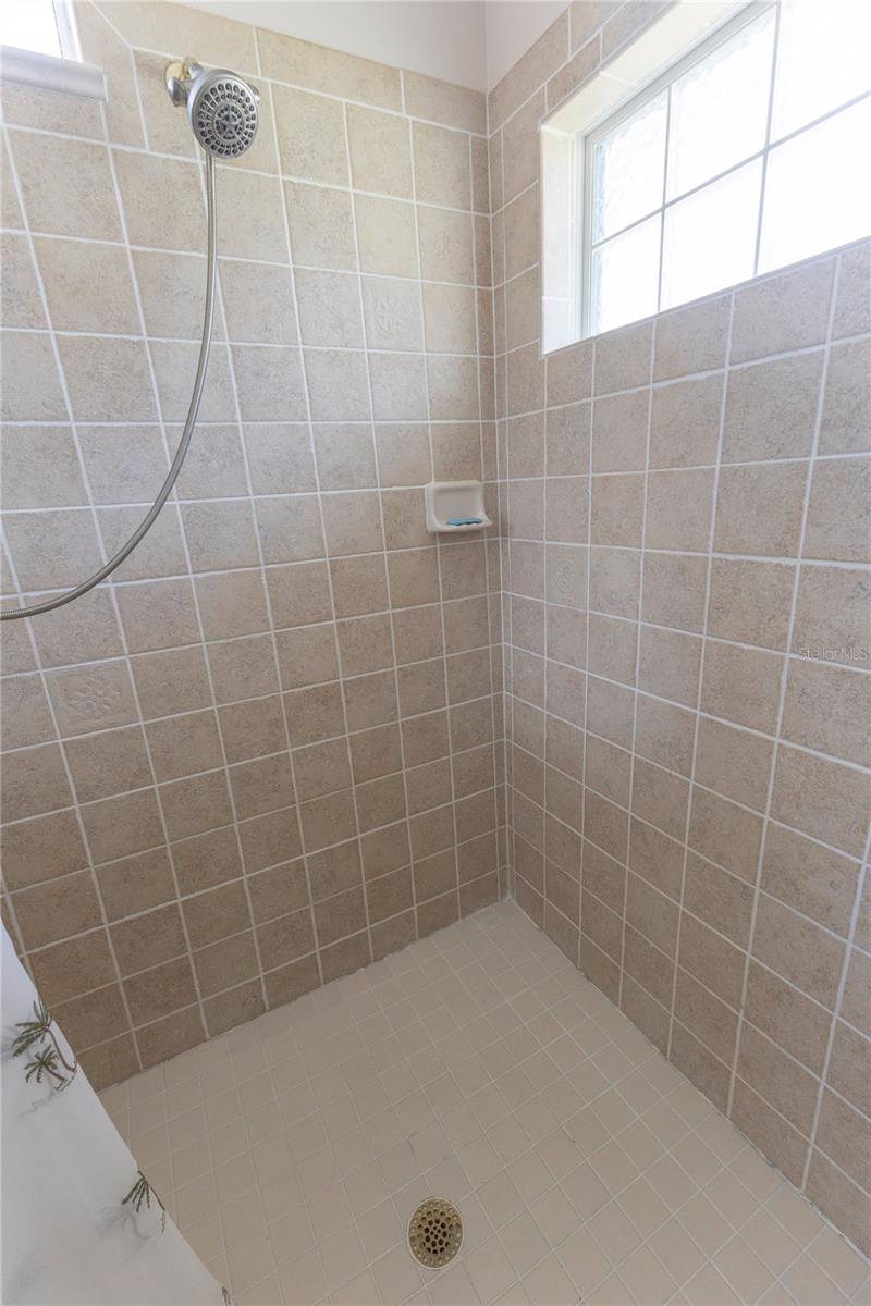 Shower of primary bathroom