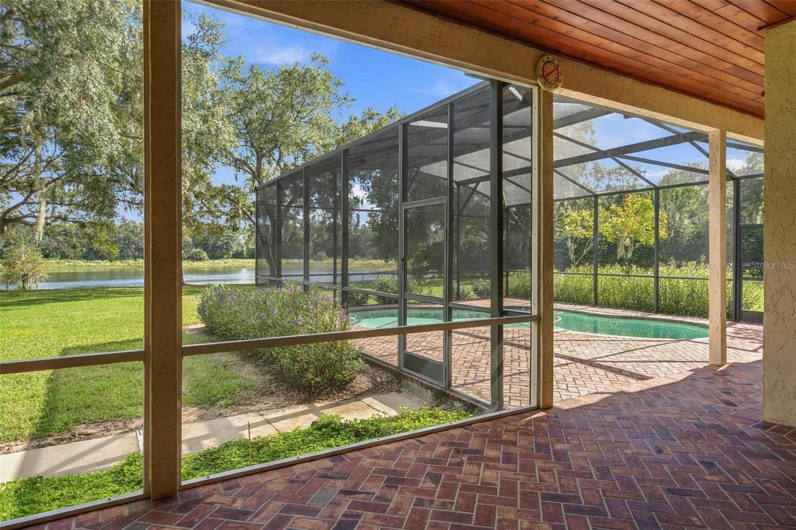 HUGE LANAI