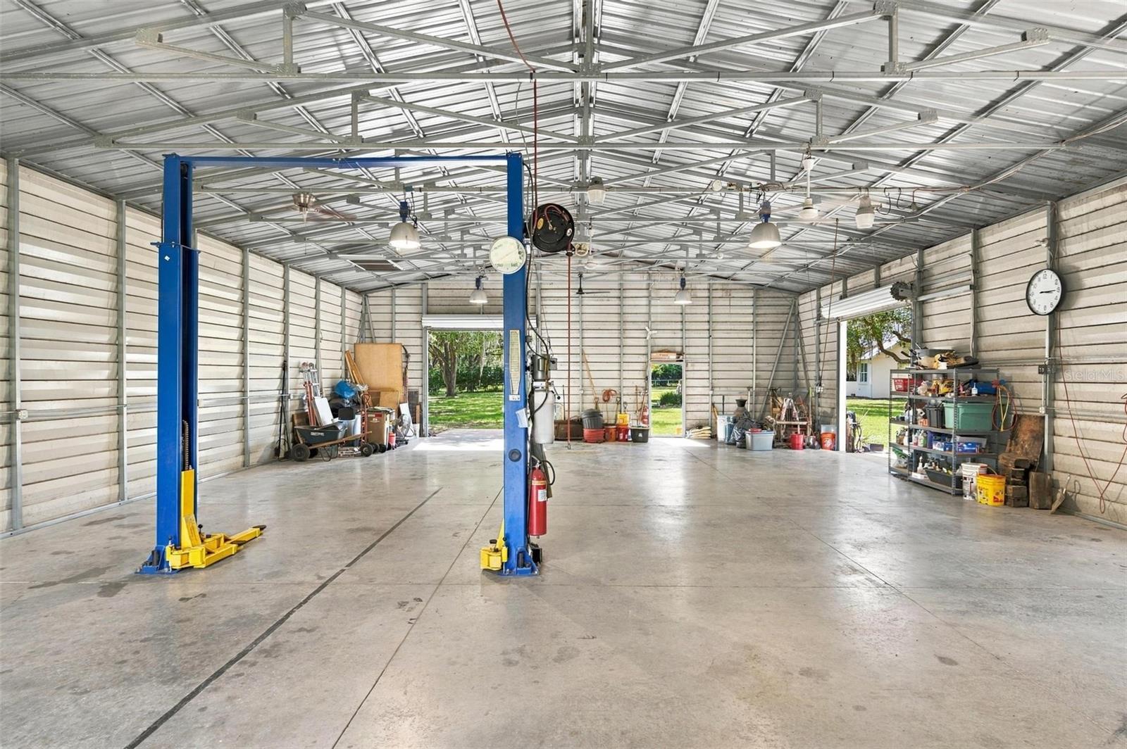 40 X 60 METAL BUILDING & LIFT