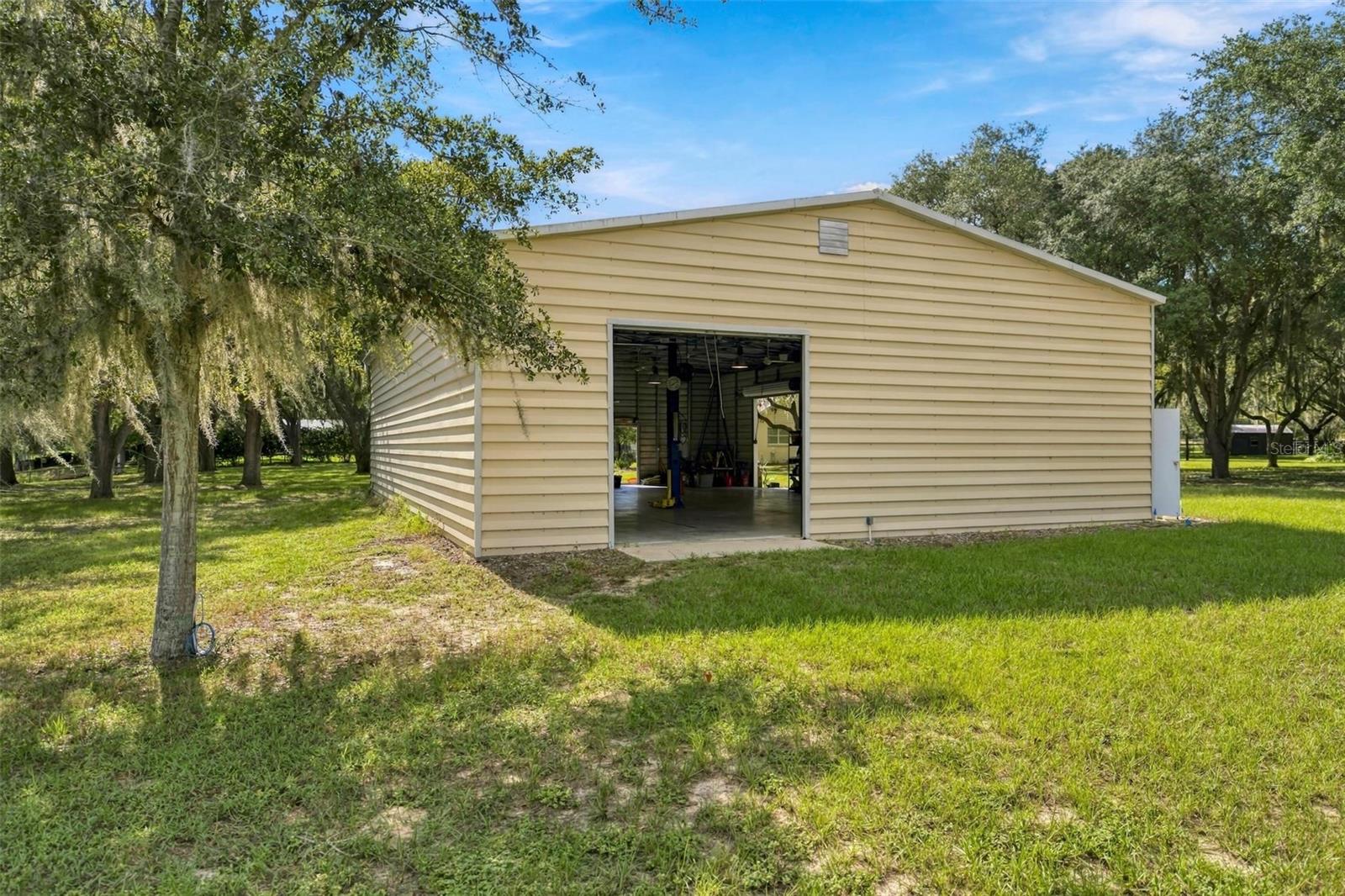 EXTERIOR VIEW OF 40 X 60 METAL BUILDING