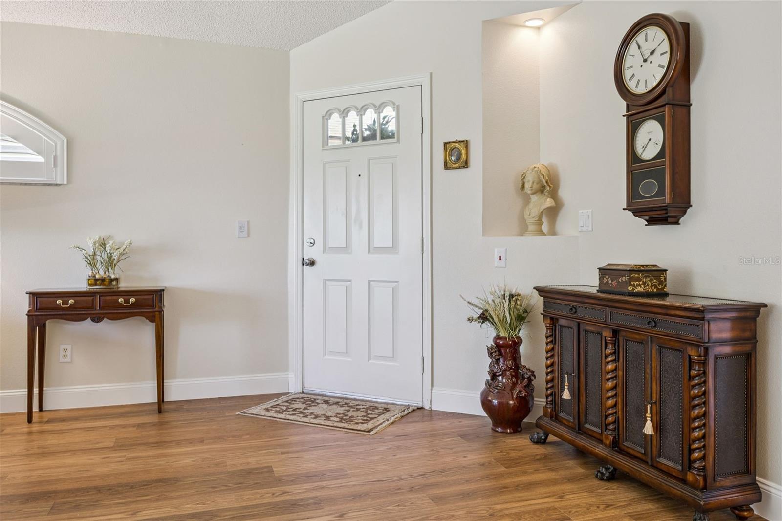 Laminate wood floors throughout! Laminate wood floors throughout!