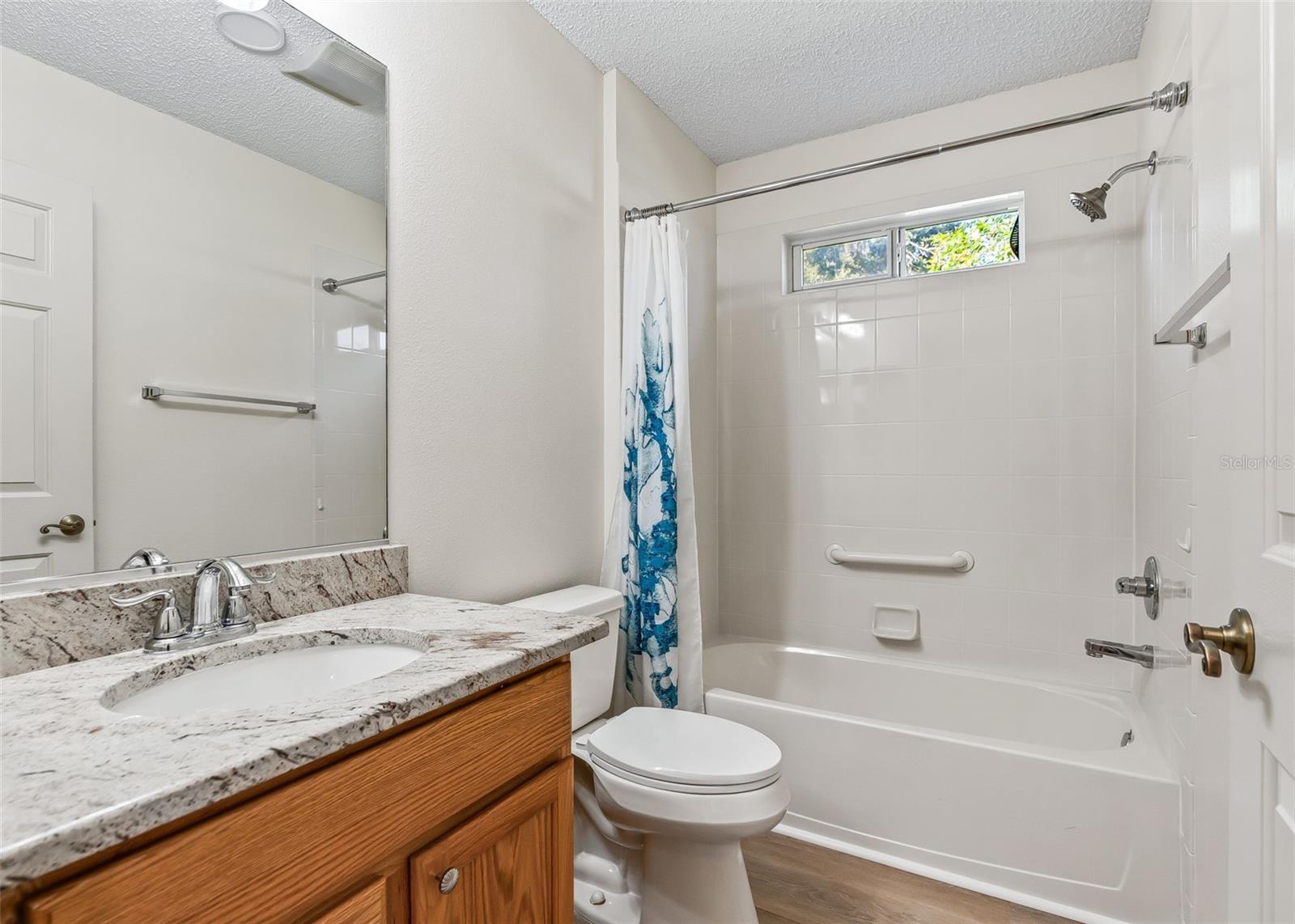 Guest Bathroom. Granite Counters. Shower-Tub