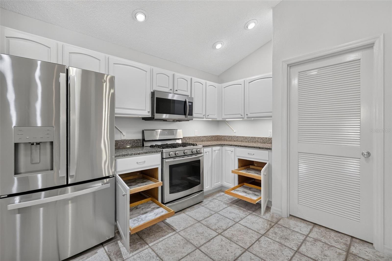 Kitchen with Roll-Out Shelving Kitchen with Roll-Out Shelving