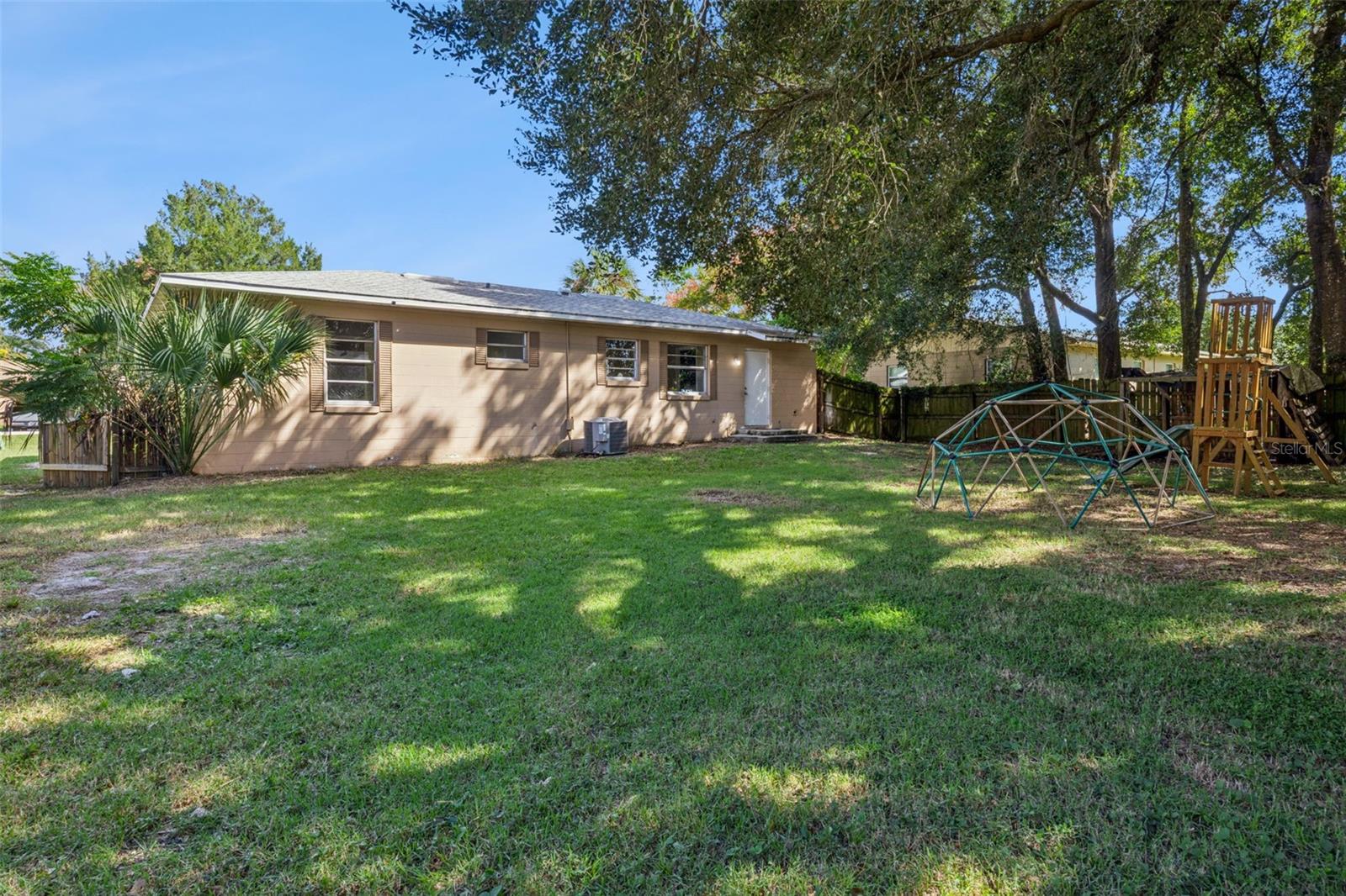 Spacious backyard Spacious backyard