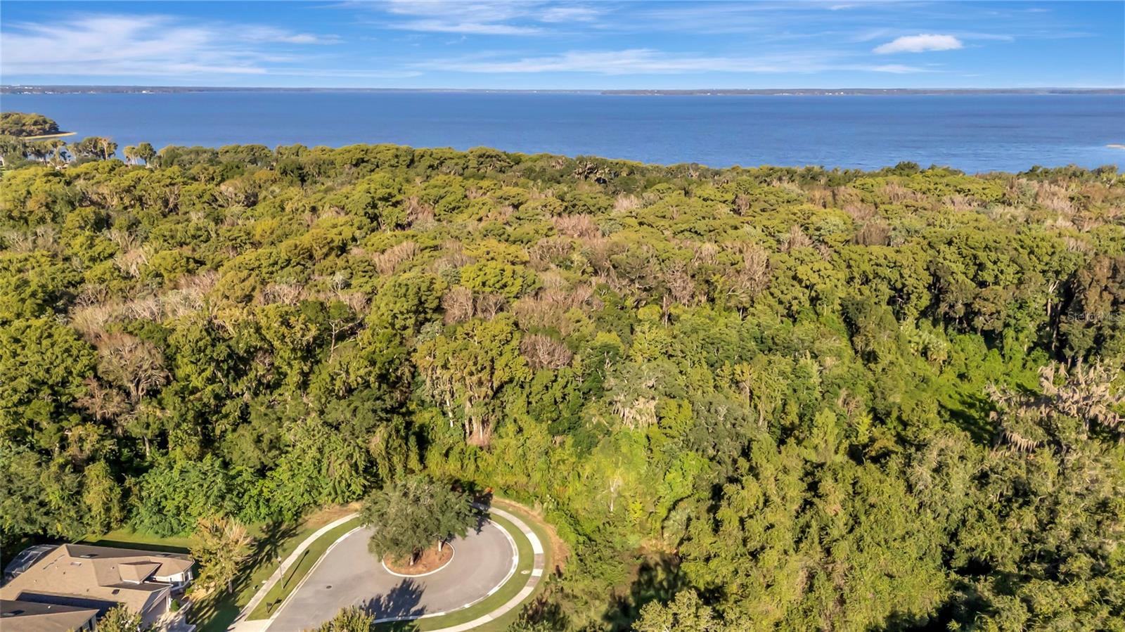 Close to Lake Harris and Hickory Pointe Park