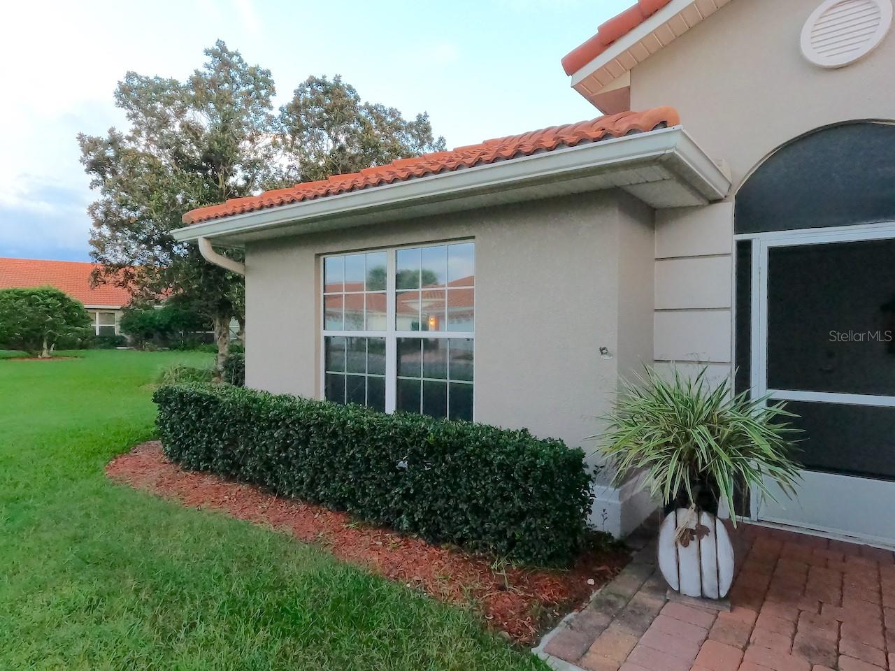 front entrance 5121 Harbour dr