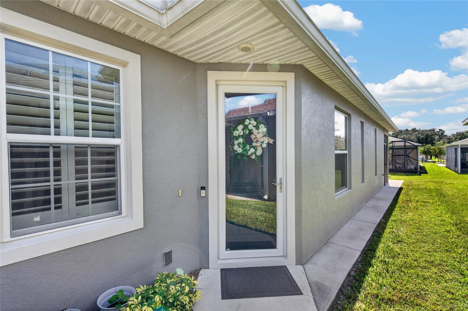 Entry way with storm/screen door Entry way with storm/screen door