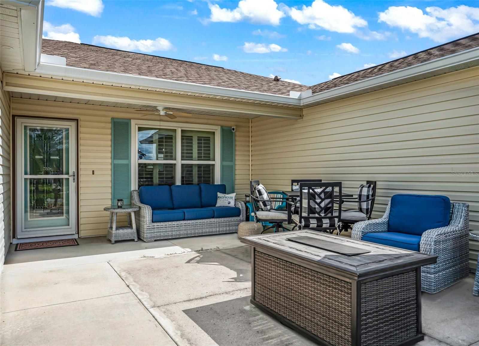 Great area to entertain or visit with yoru neighbors.
