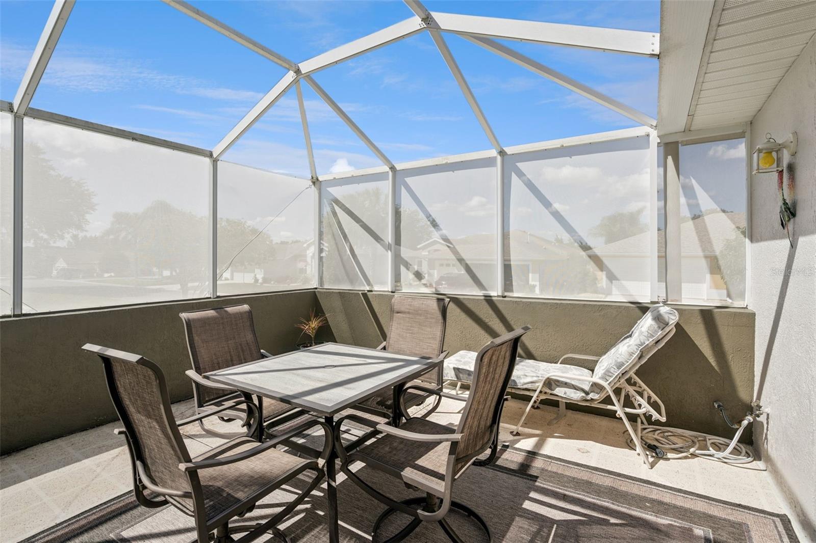 Another view of screened lanai.