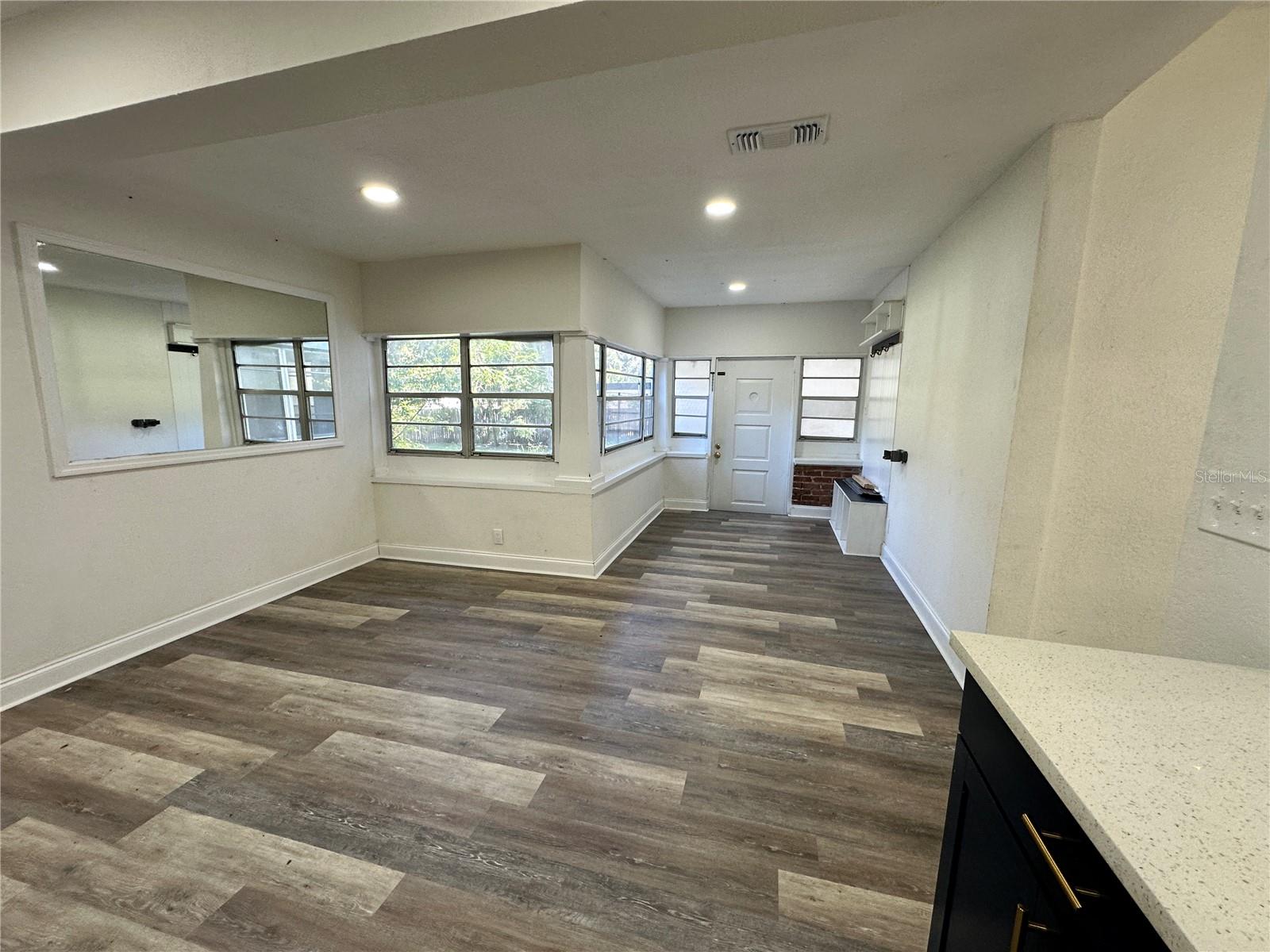 Foyer and Dinnette