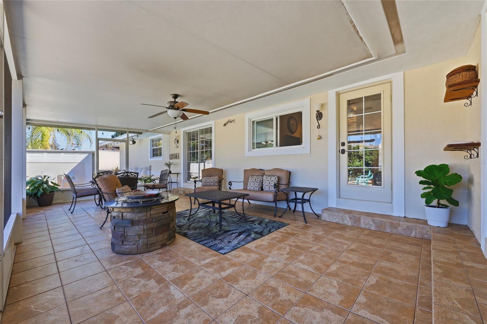 Large tiled & screened in lanai