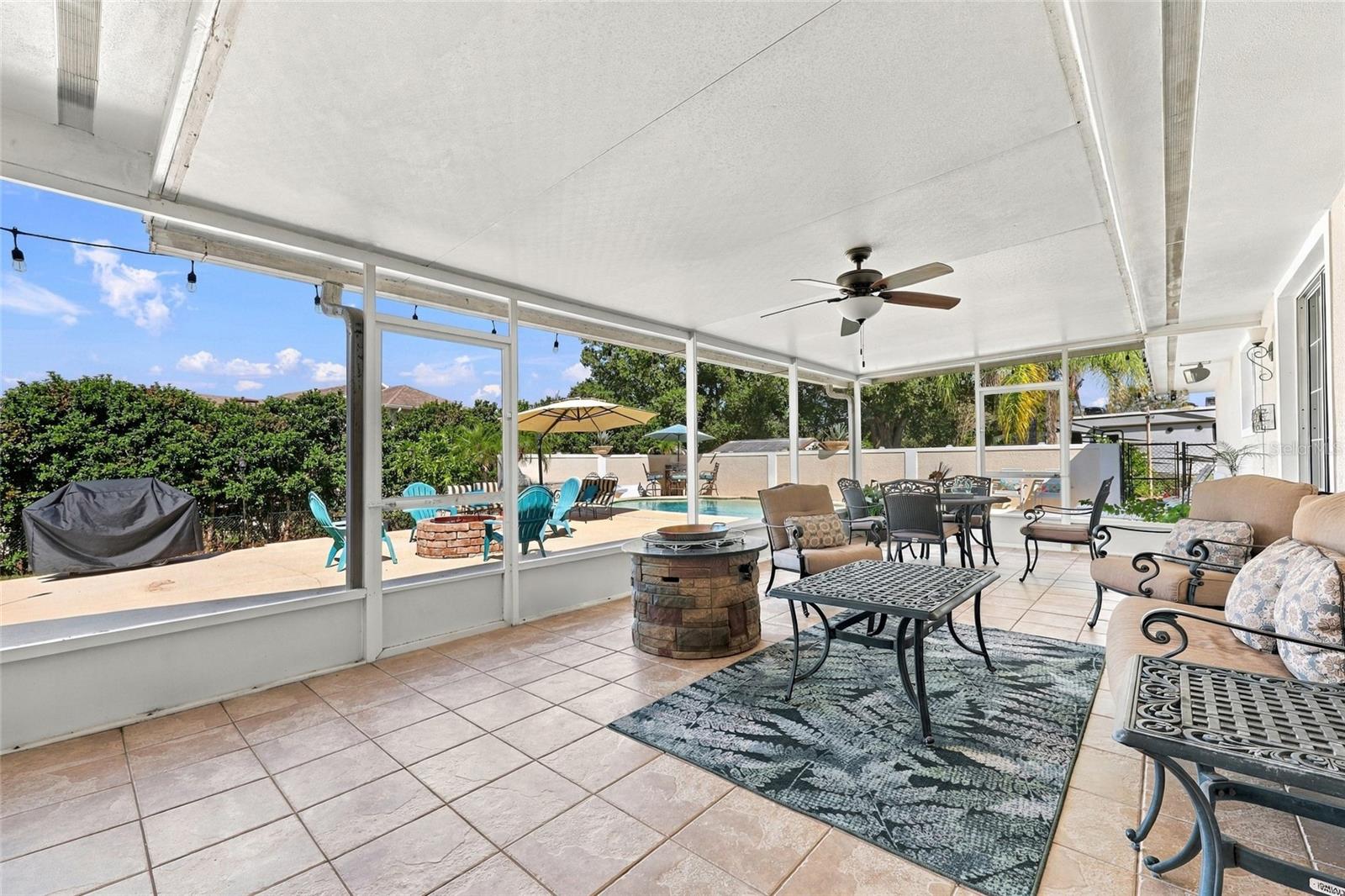 Large tiled & screened in lanai