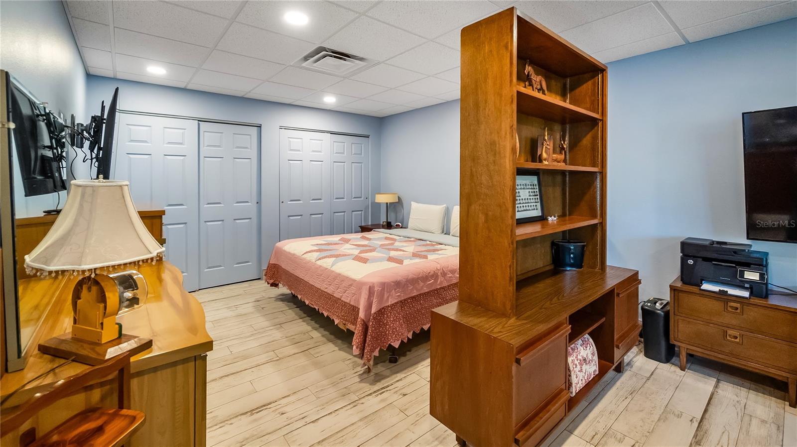 Detached garage and apartment. 2 car parking plus storage. Driveway off Lakeshore drive, little fenced in back yard. Full kitchen, laundry closet. remodeled. Pre wired for generator plug access so it can be run on a generator.