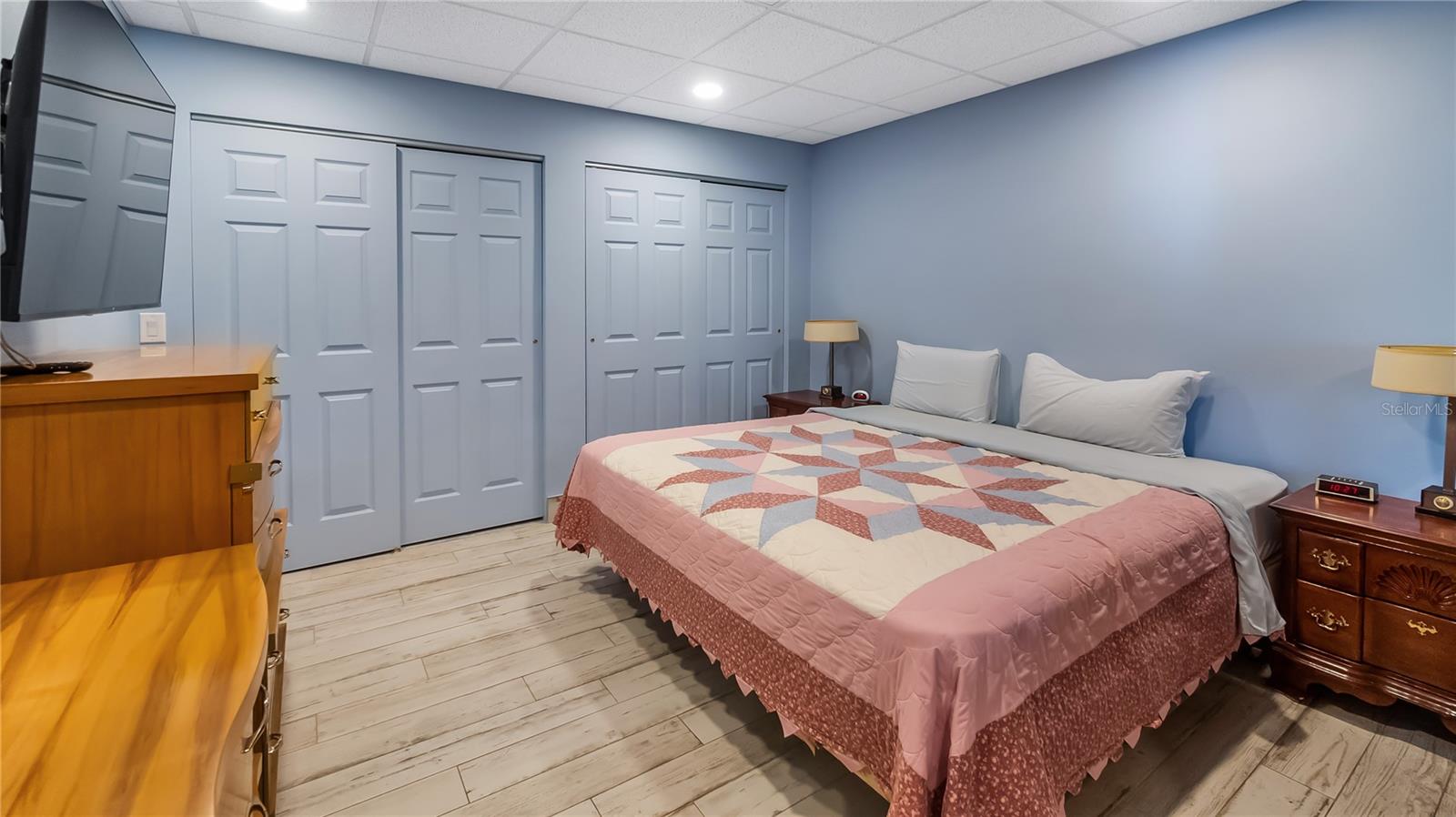 Detached garage and apartment. 2 car parking plus storage. Driveway off Lakeshore drive, little fenced in back yard. Full kitchen, laundry closet. remodeled. Pre wired for generator plug access so it can be run on a generator.
