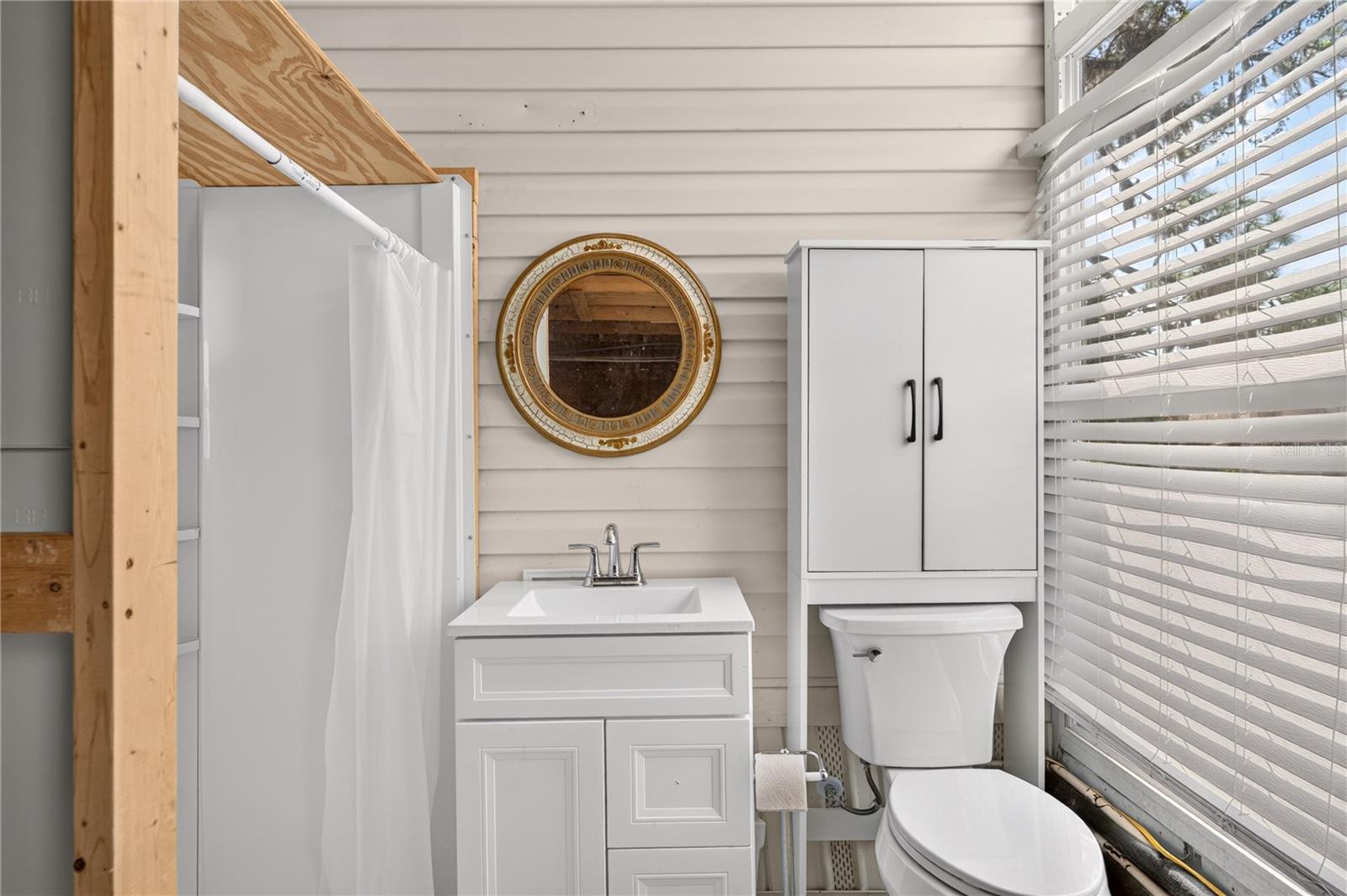 Additional bathroom in workshop/bonus room