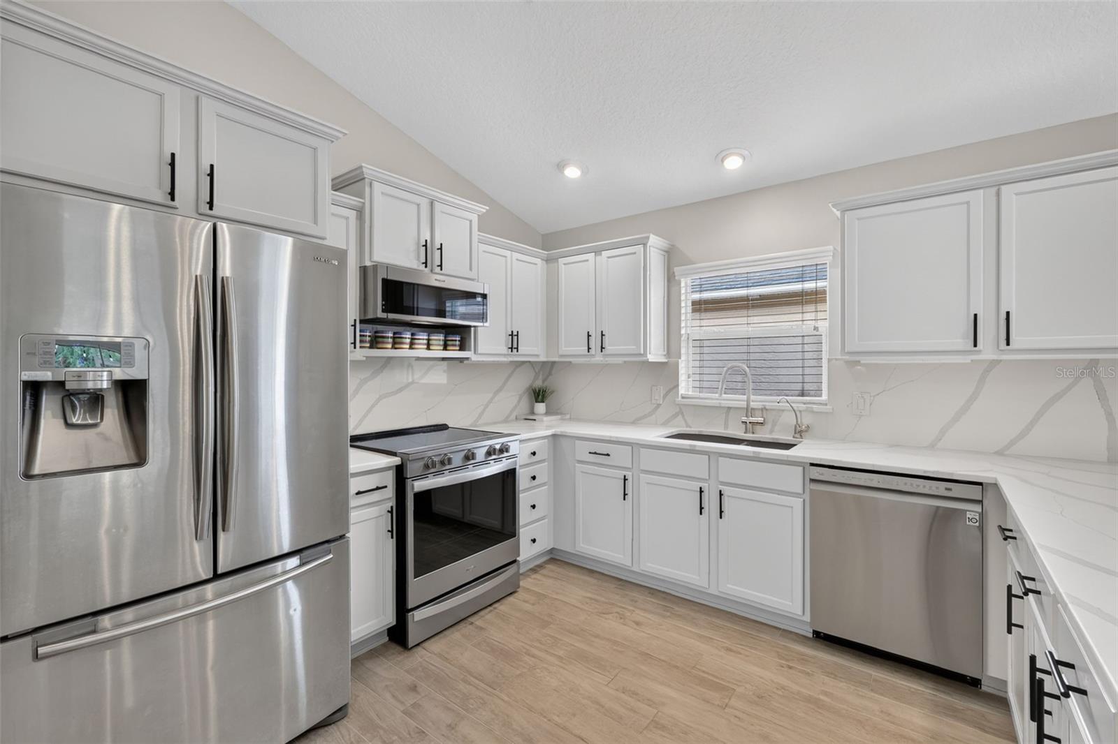 Low Profile Microwave - Oak Cabinets w/Crown Molding & Pull Out Drawers