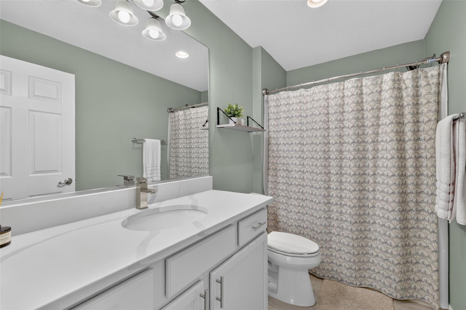 2nd Bathroom with spacious Quartz Counter - Tub/Shower Combo