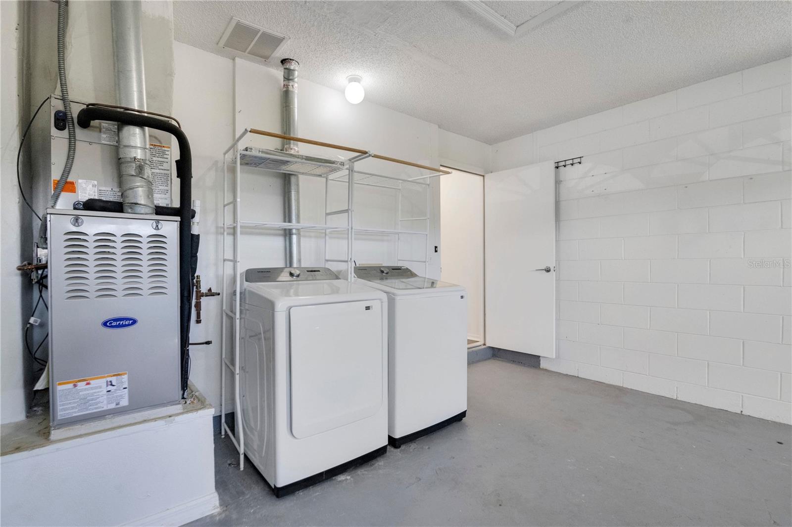 Washer Dryer included!