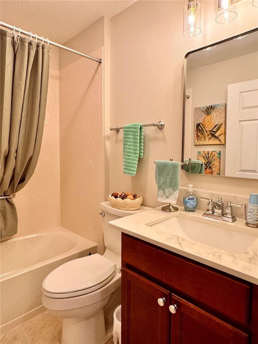 Guest Bath between the 2 Guest Rooms