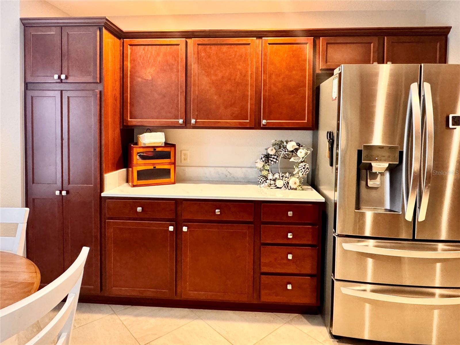 Pantry, pull outs at the bottom of the cabinets Pantry, pull outs at the bottom of the cabinets