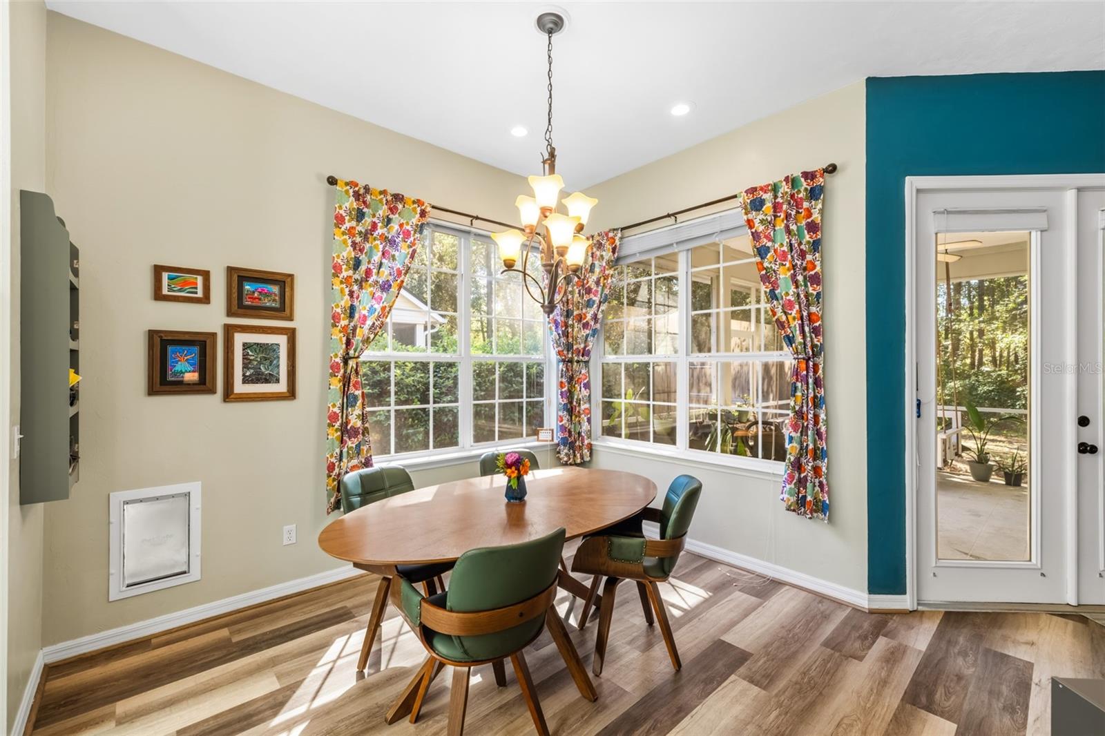 Eating area with picture windows
