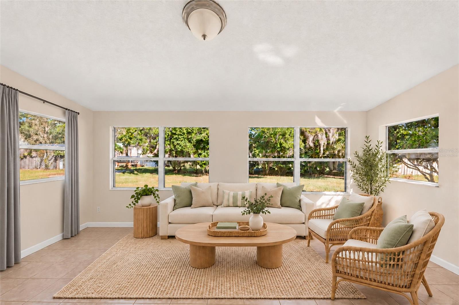 Florida Room *Virtually Staged