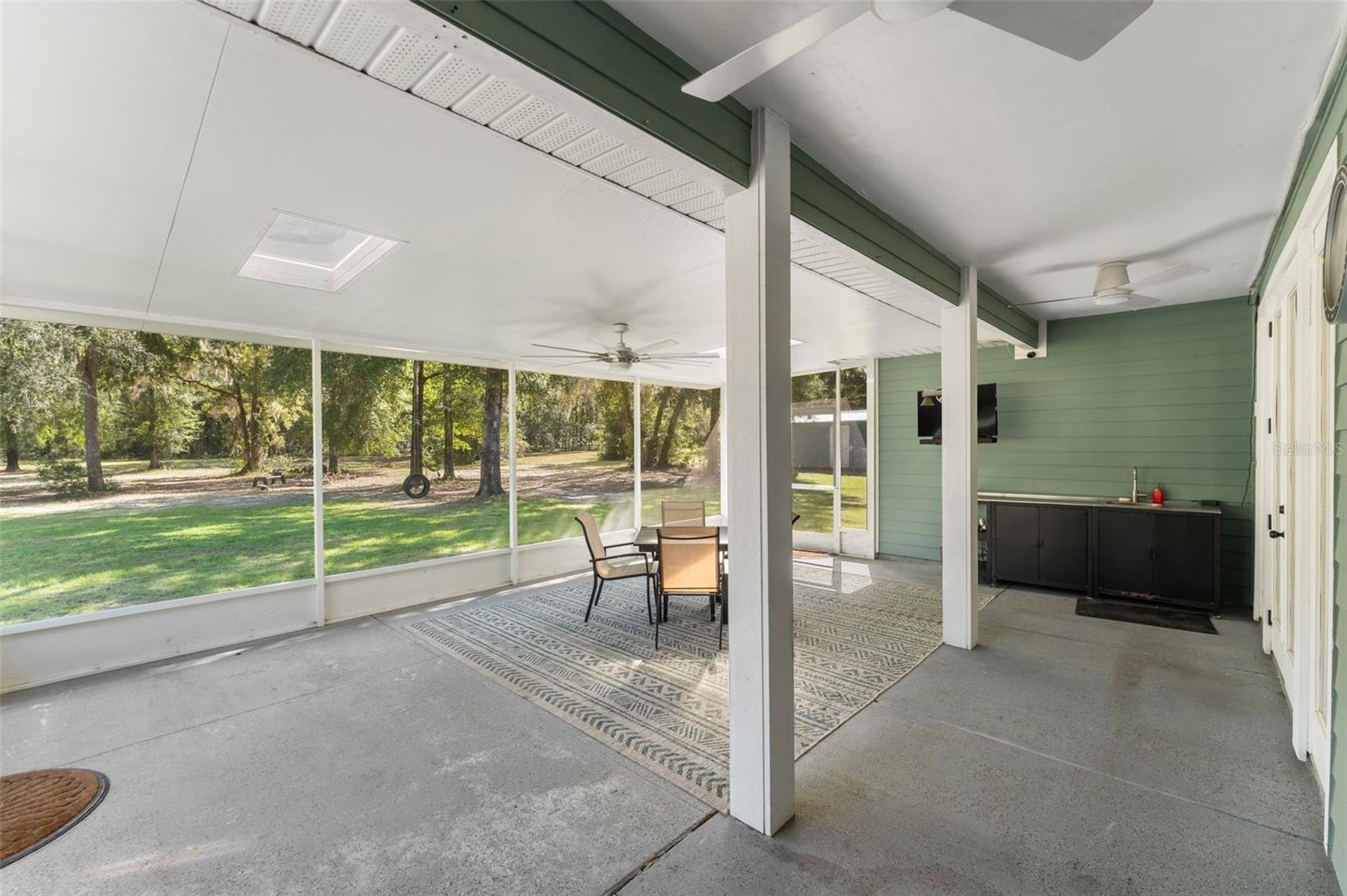 Spacious screened lanai