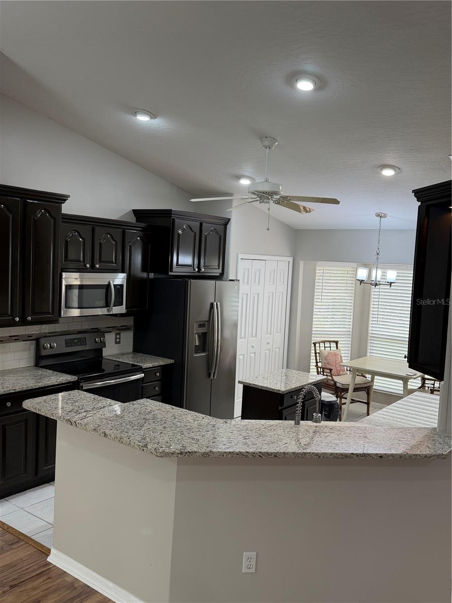 Kitchen with Granite Counter Tops Kitchen with Granite Counter Tops
