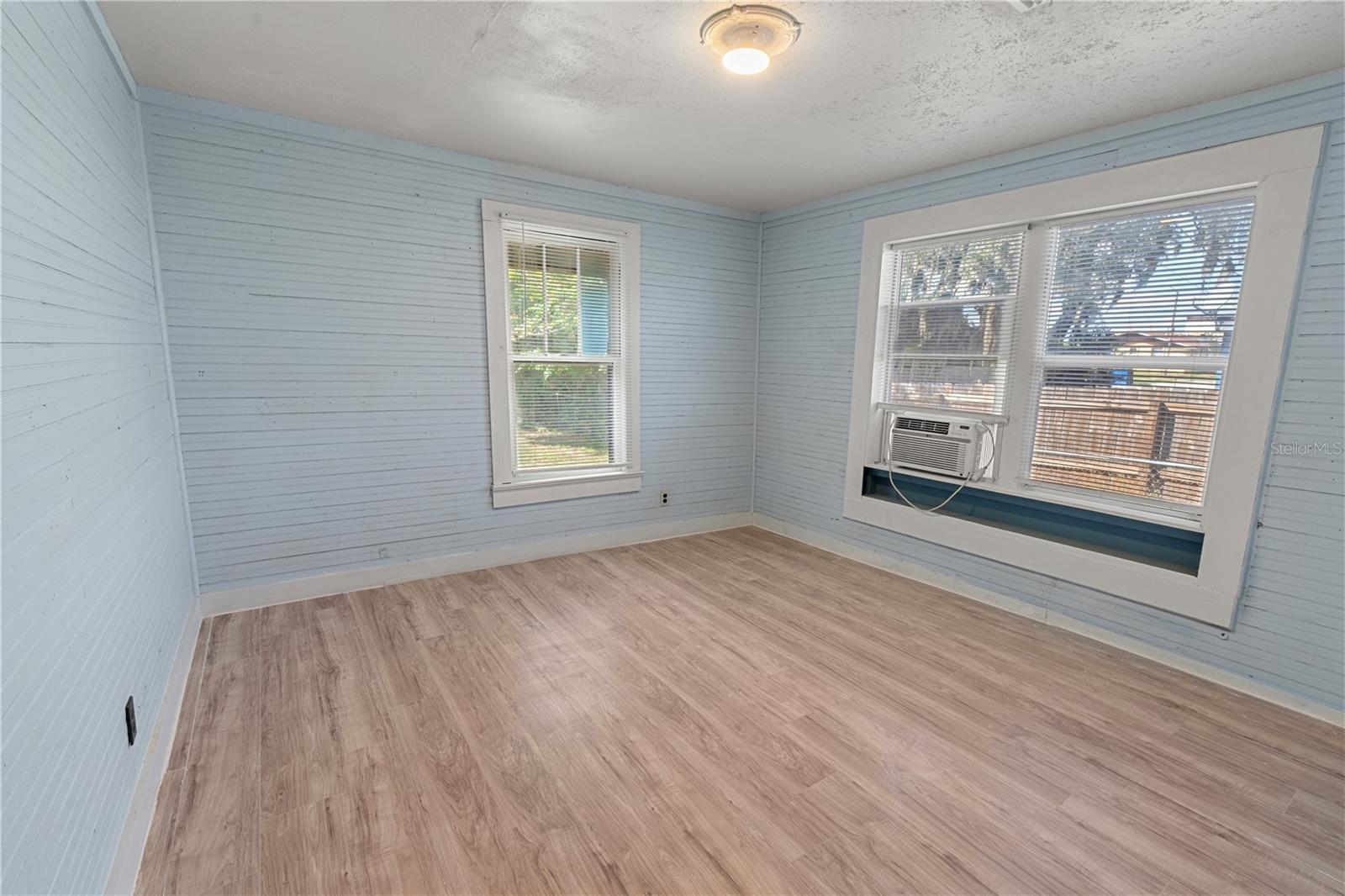 Upstairs Cozy 4th Bedroom