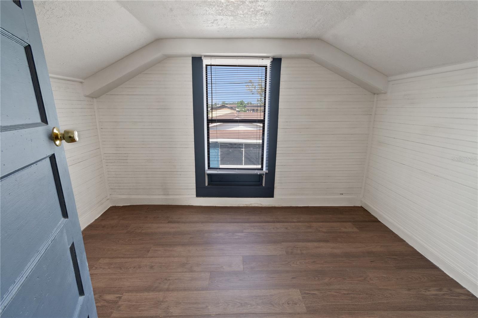 Upstairs Cozy 3rd Bedroom