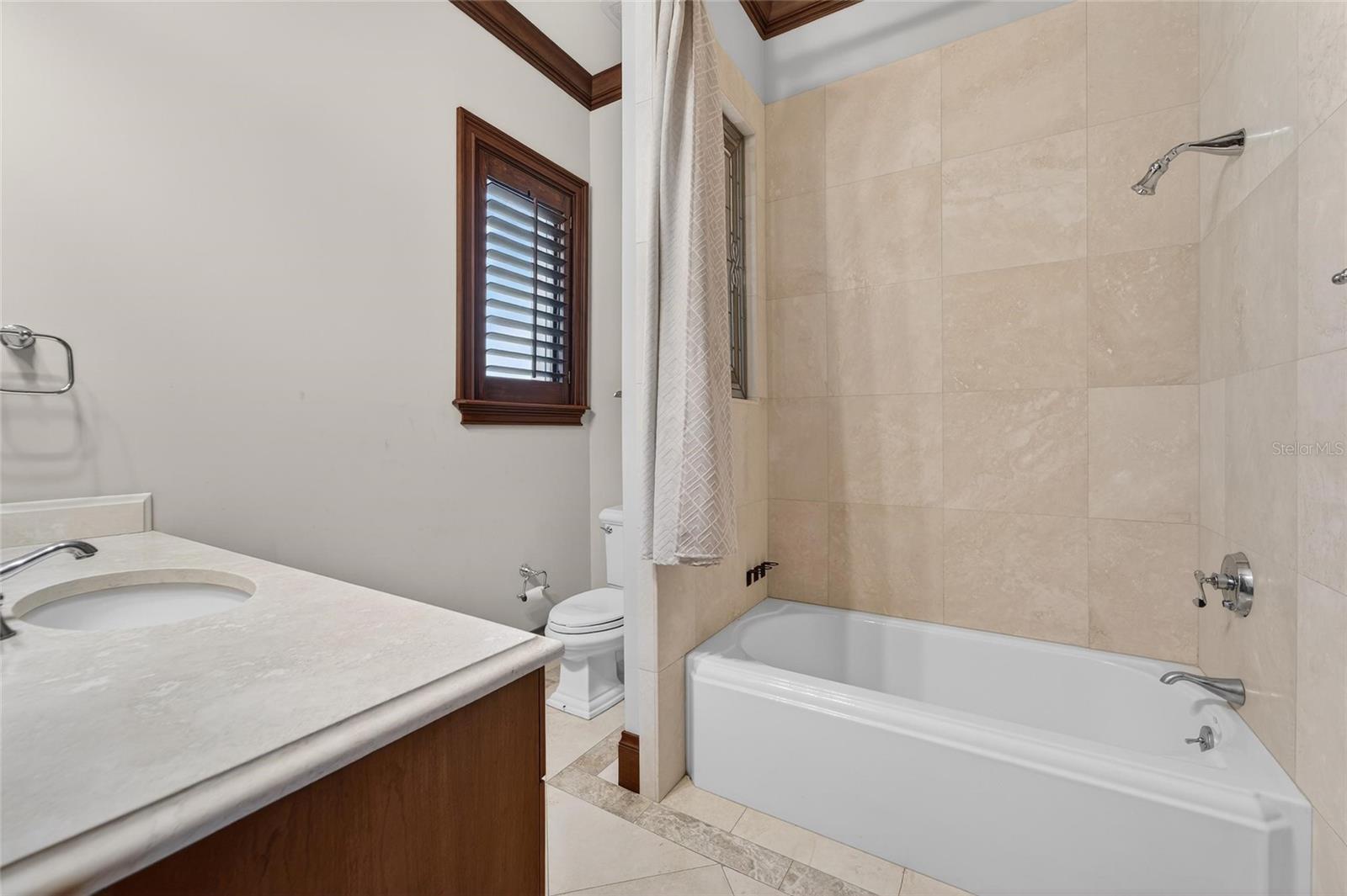 Study's Full Bathroom