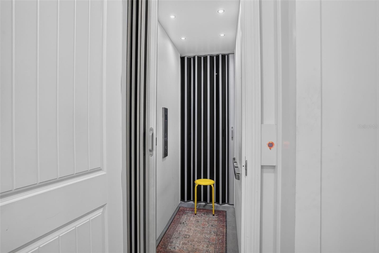 ELEVATOR IN THE CRAFT-FAMILY ROOMBANNON ISLAND L4961212