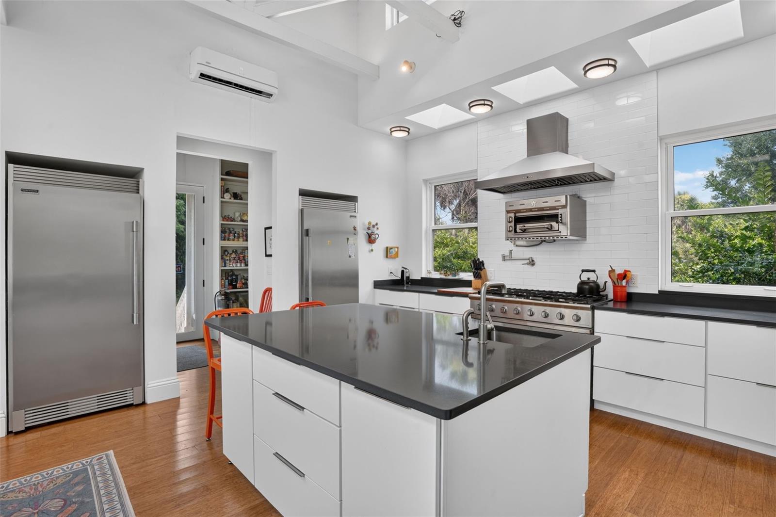 CHEF'S KITCHENWITH SALAMANDER BROILERBANNON ISLAND L4961212