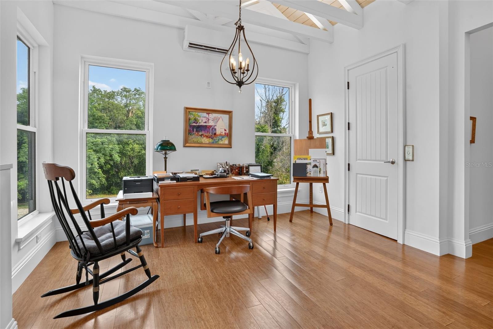 OFFICE IN MASTER SUITE WITH ELEVATOR DOORBANNON ISLAND L4961212